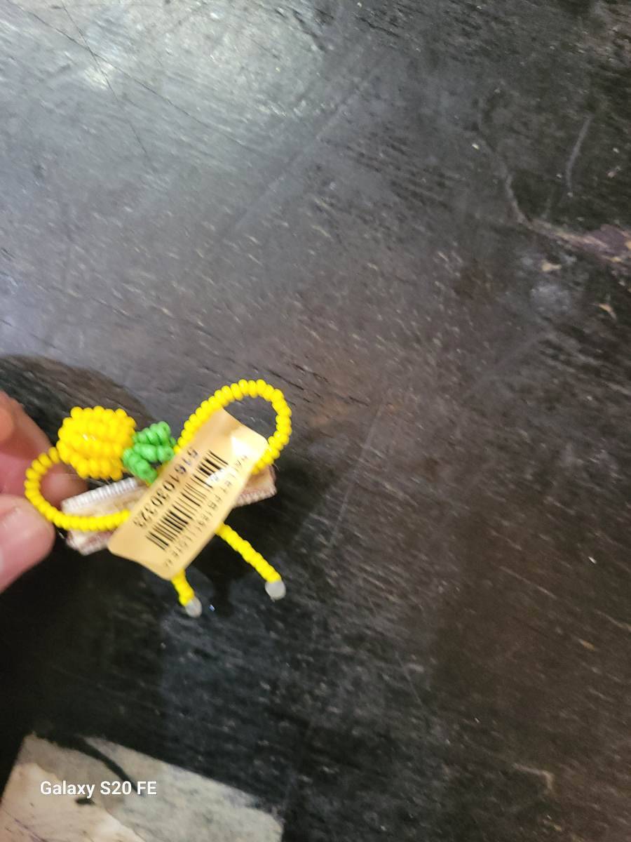 Chaveiro artesanal de miçangas amarelo e verde