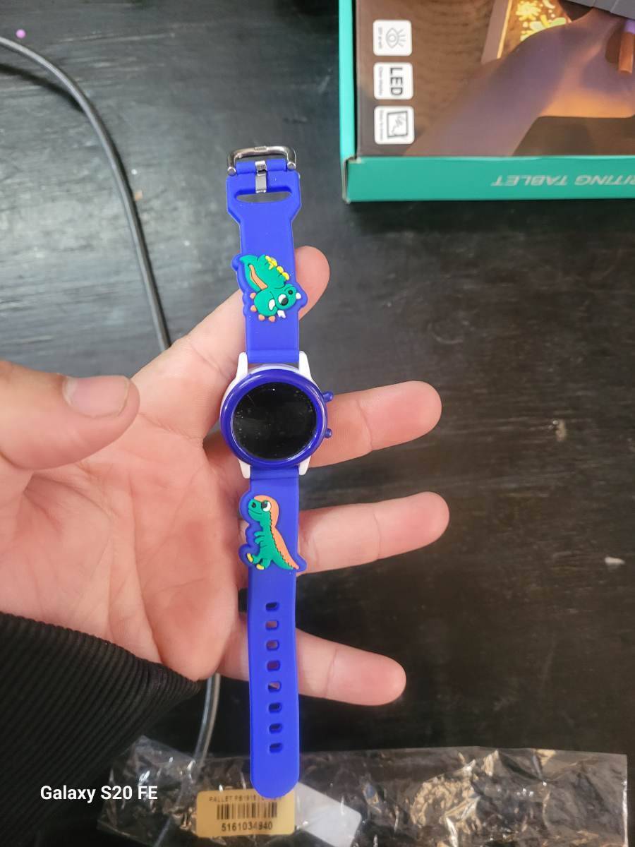 Relógio infantil digital com pulseira azul e desenhos de dinossauros