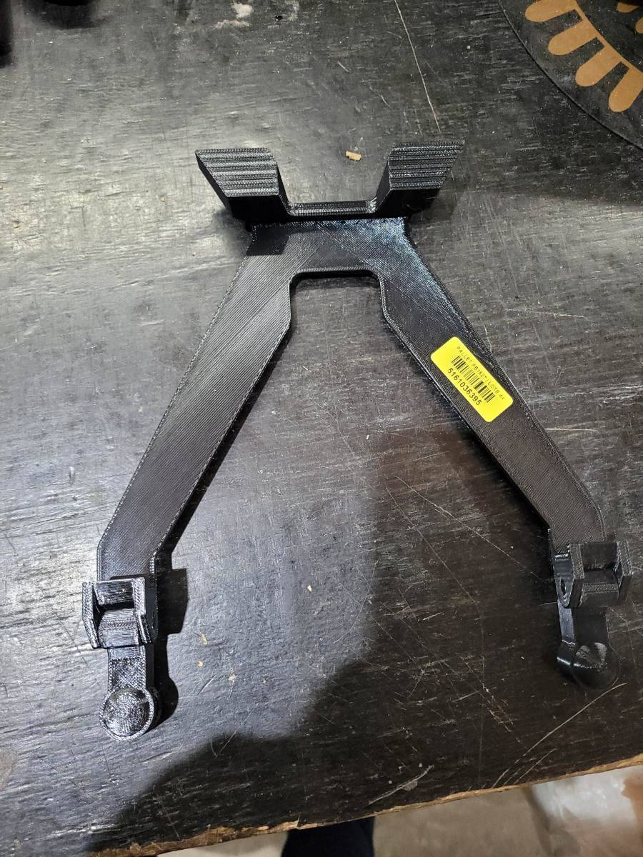 Suporte ou peça plástica preta com formato triangular