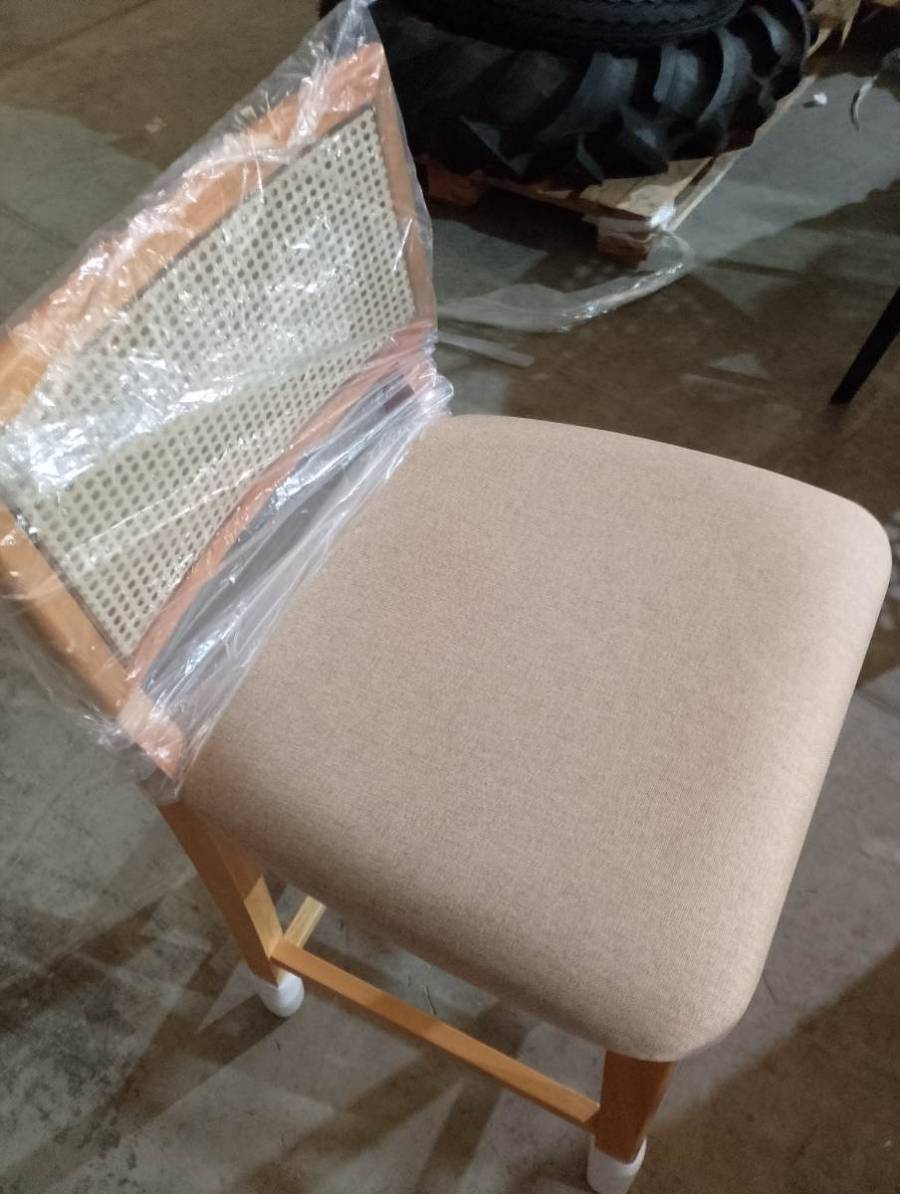 Cadeira estofada com encosto em palha