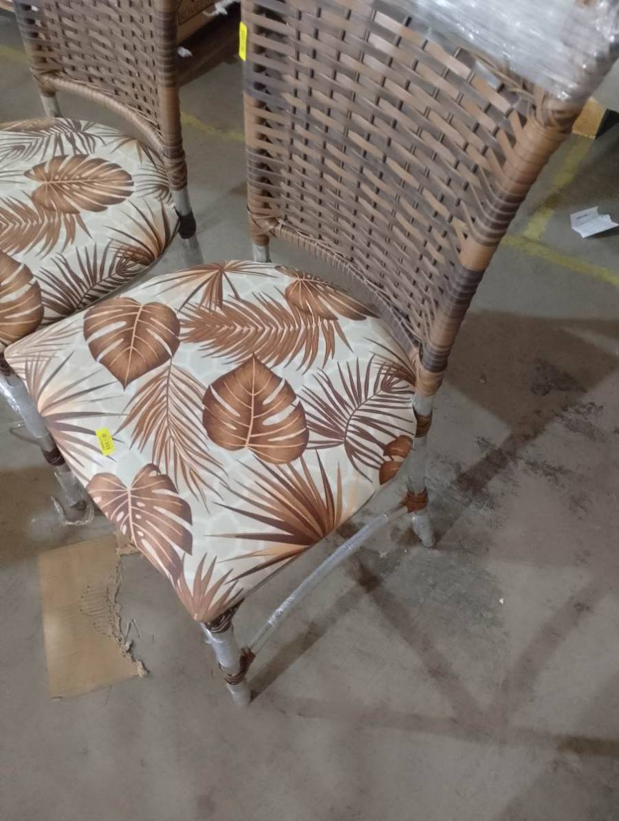 Cadeira de vime com assento estofado estampado