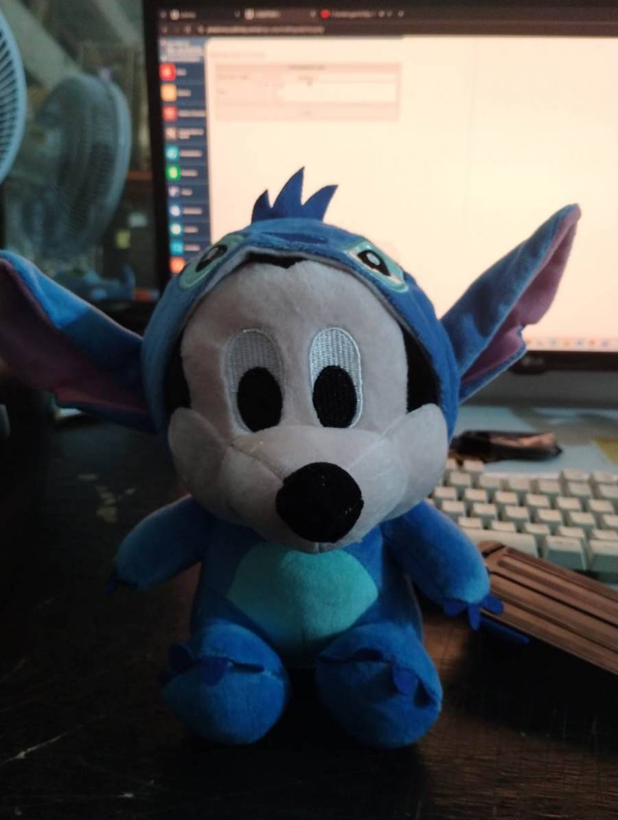 Pelúcia do personagem Mickey Mouse vestido de Stitch