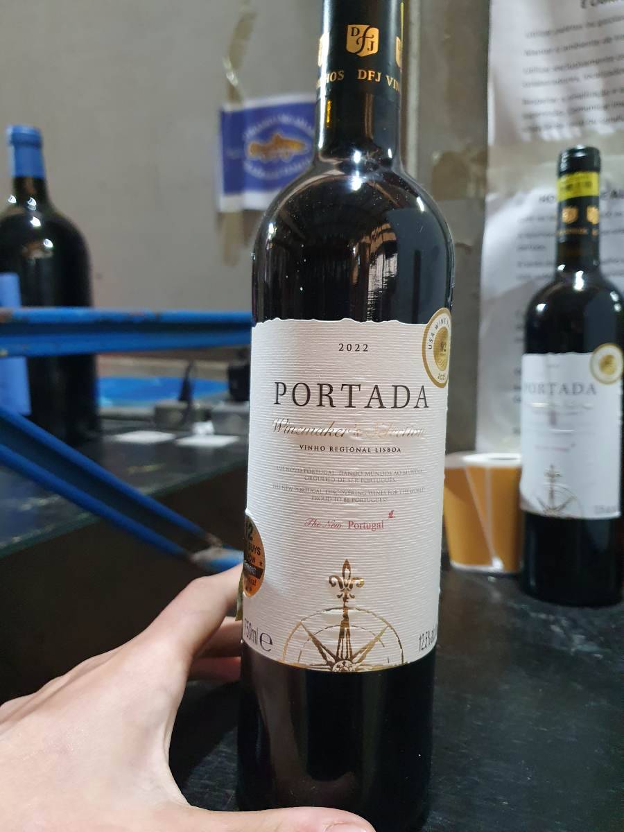 Vinho tinto meio seco Portada 2022