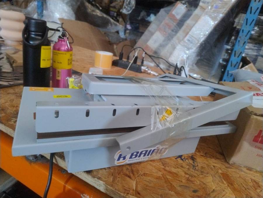 Suporte metálico para equipamentos