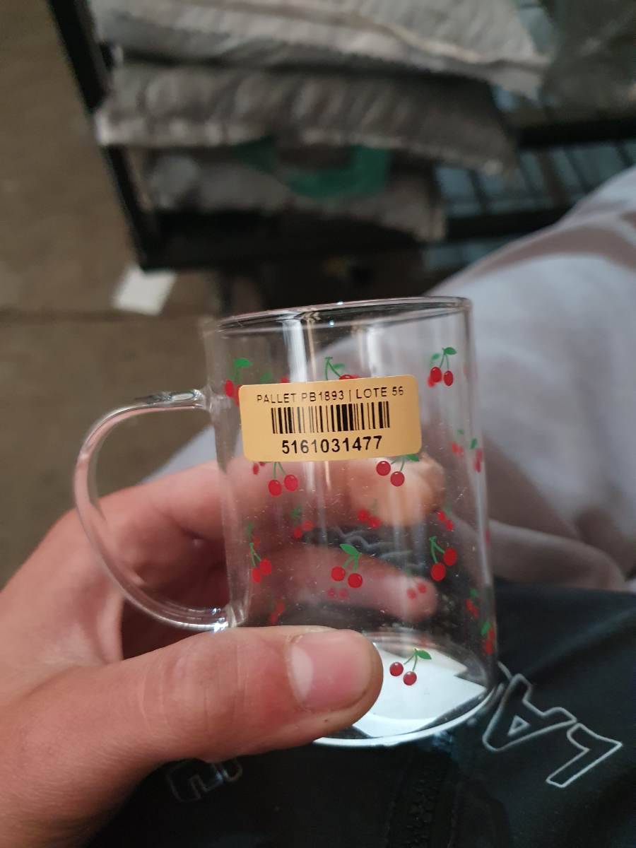 Copo de vidro com estampa de cerejas