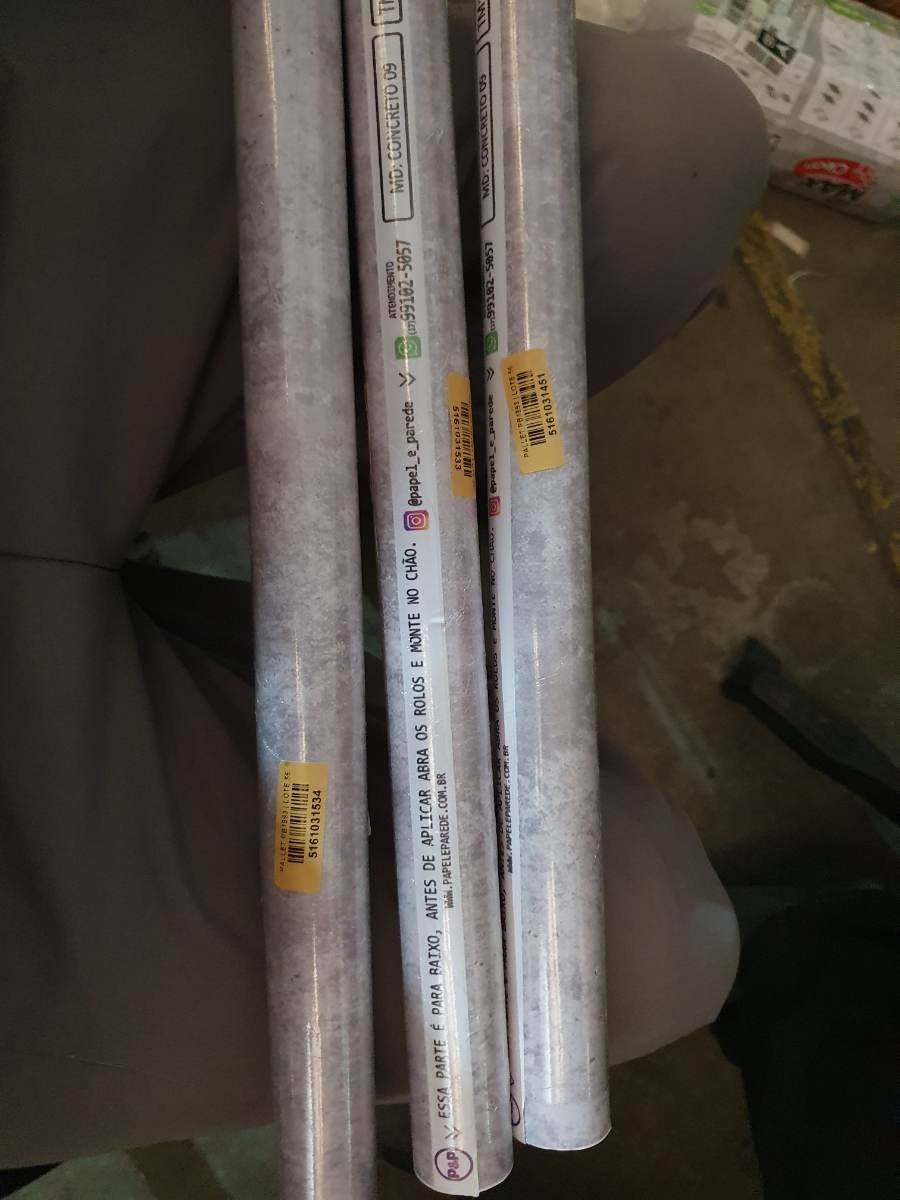 Papel para parede com cola embutida