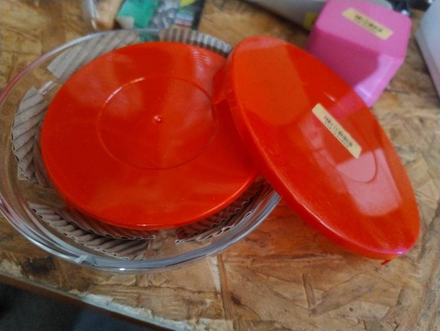 Forma de vidro com tampa plástica vermelha