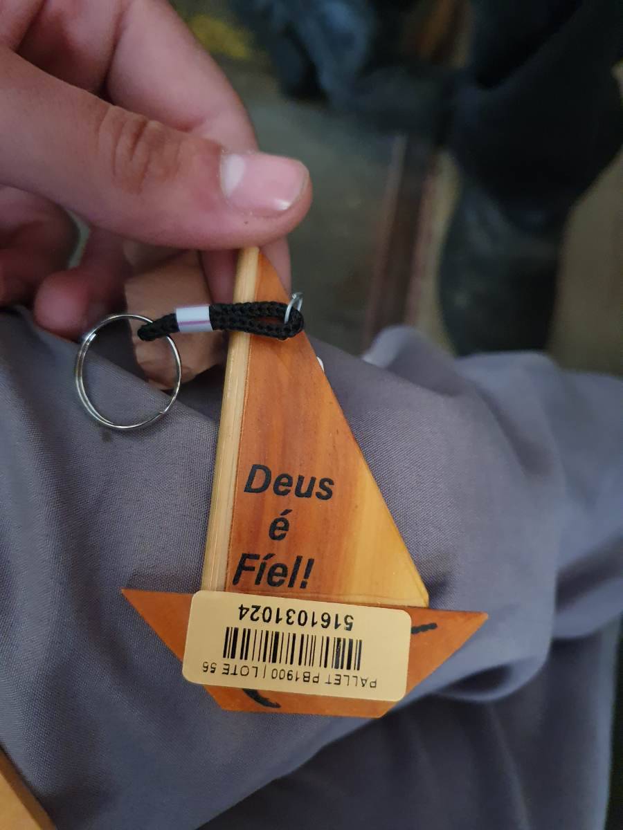 Chaveiro de madeira em formato de barco com frase "Deus é Fiel!"