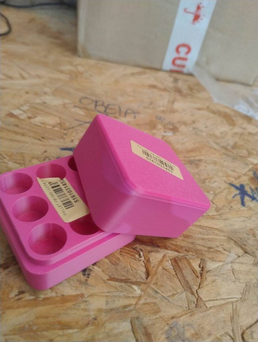 Caixa organizadora pequena rosa com compartimentos circulares