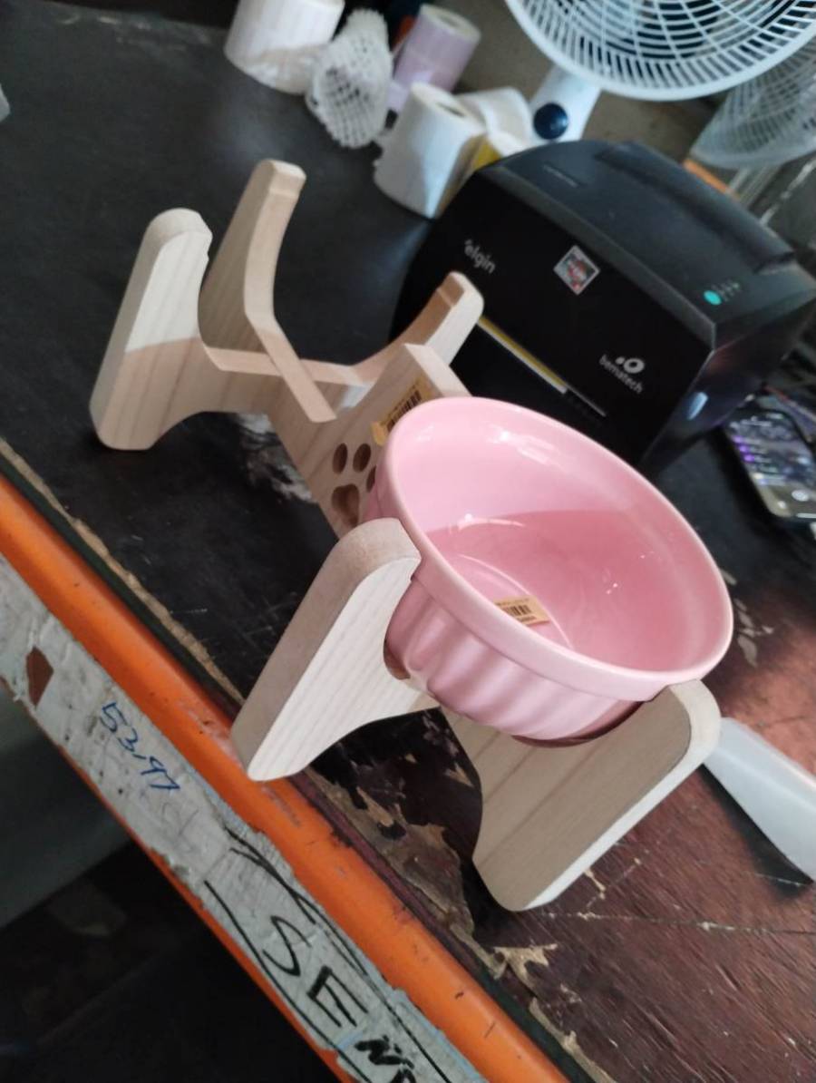Comedouro para pet em cerâmica com suporte de madeira