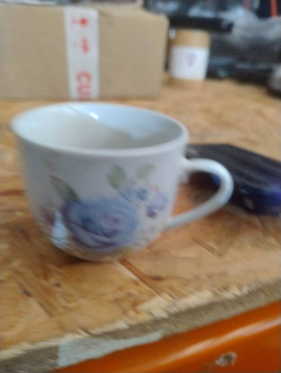 Xícara de porcelana com estampa floral