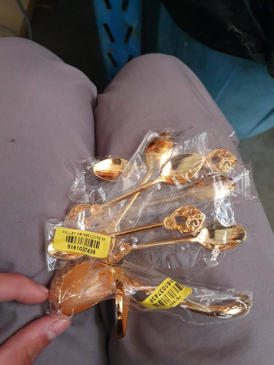 Conjunto de colheres de chá douradas