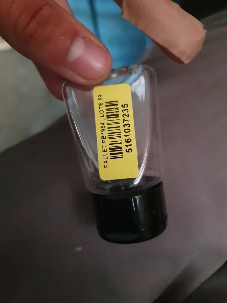 Frasco pequeno de vidro com tampa preta