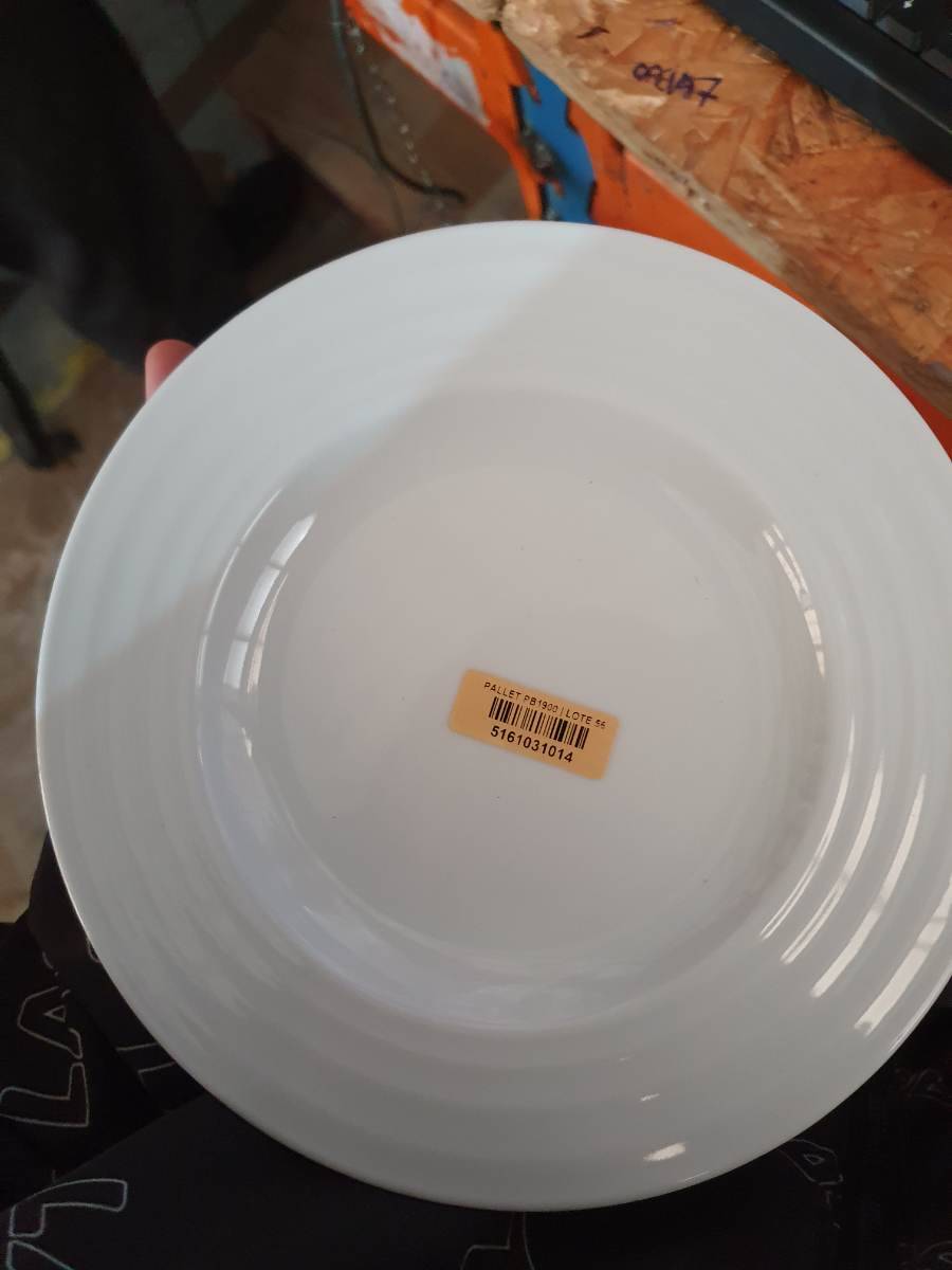 Prato branco de cerâmica