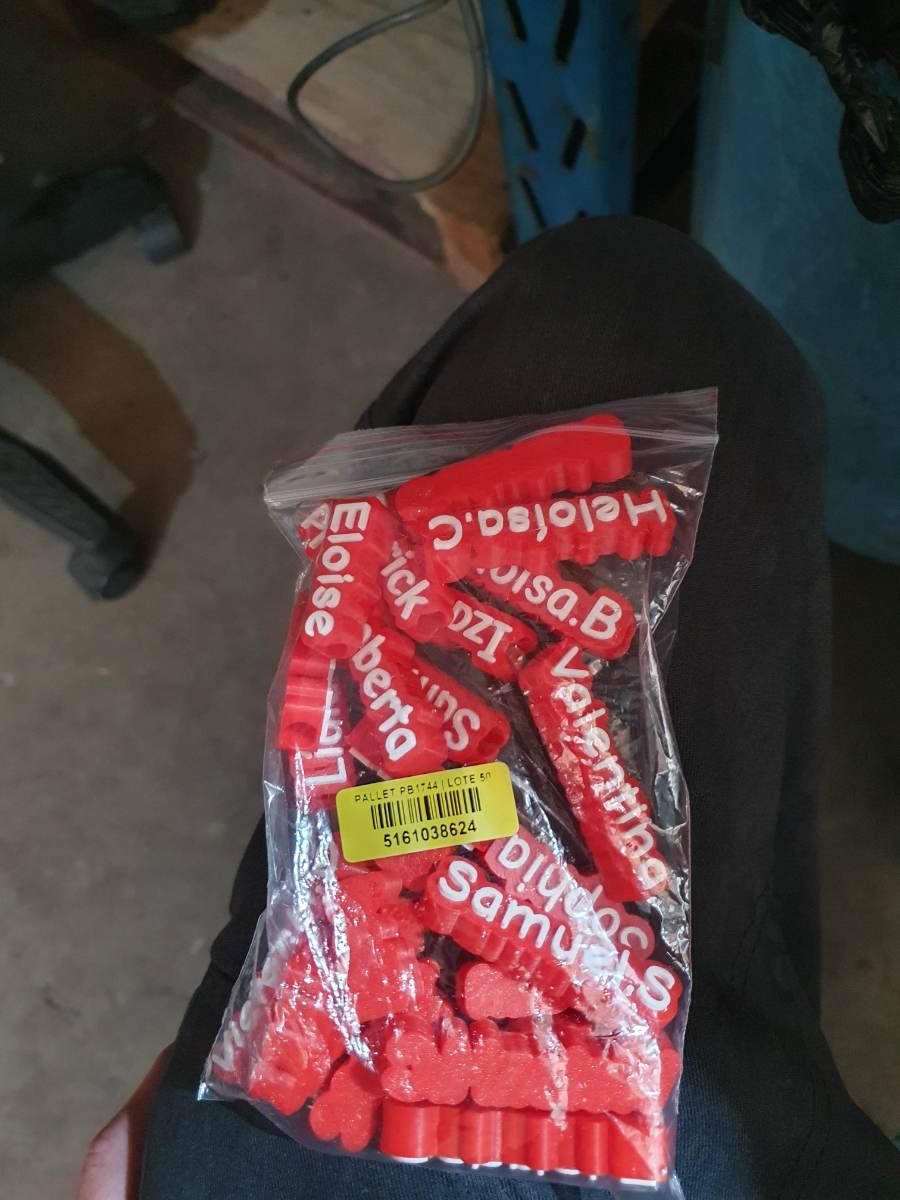 Marcadores de nome em plástico vermelho com letras brancas