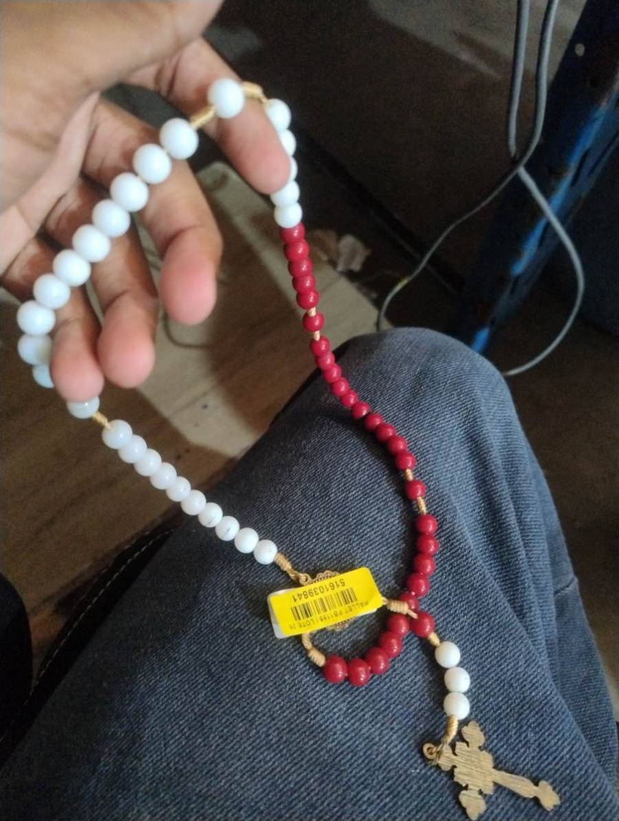 Terço com contas vermelhas e brancas e crucifixo dourado