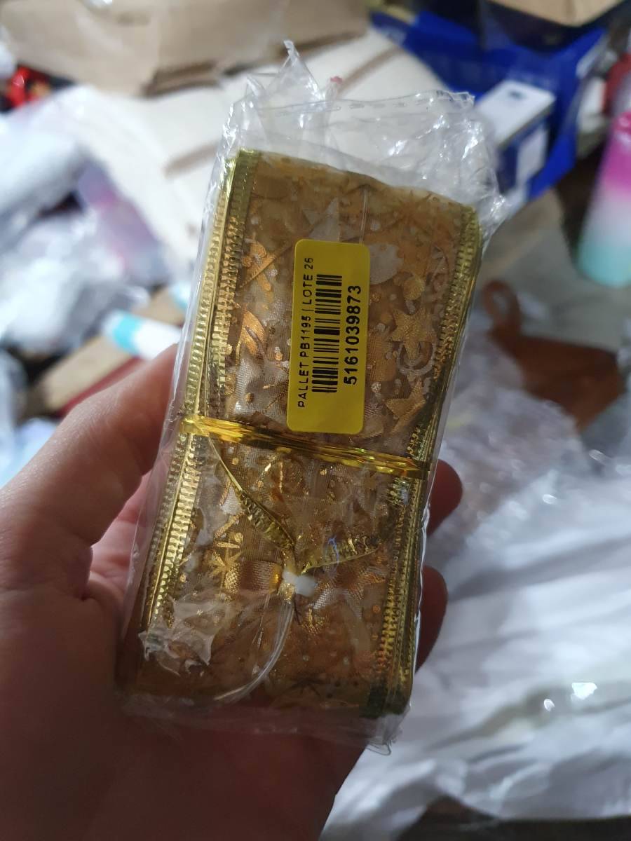 Fita decorativa dourada com detalhes em estrelas