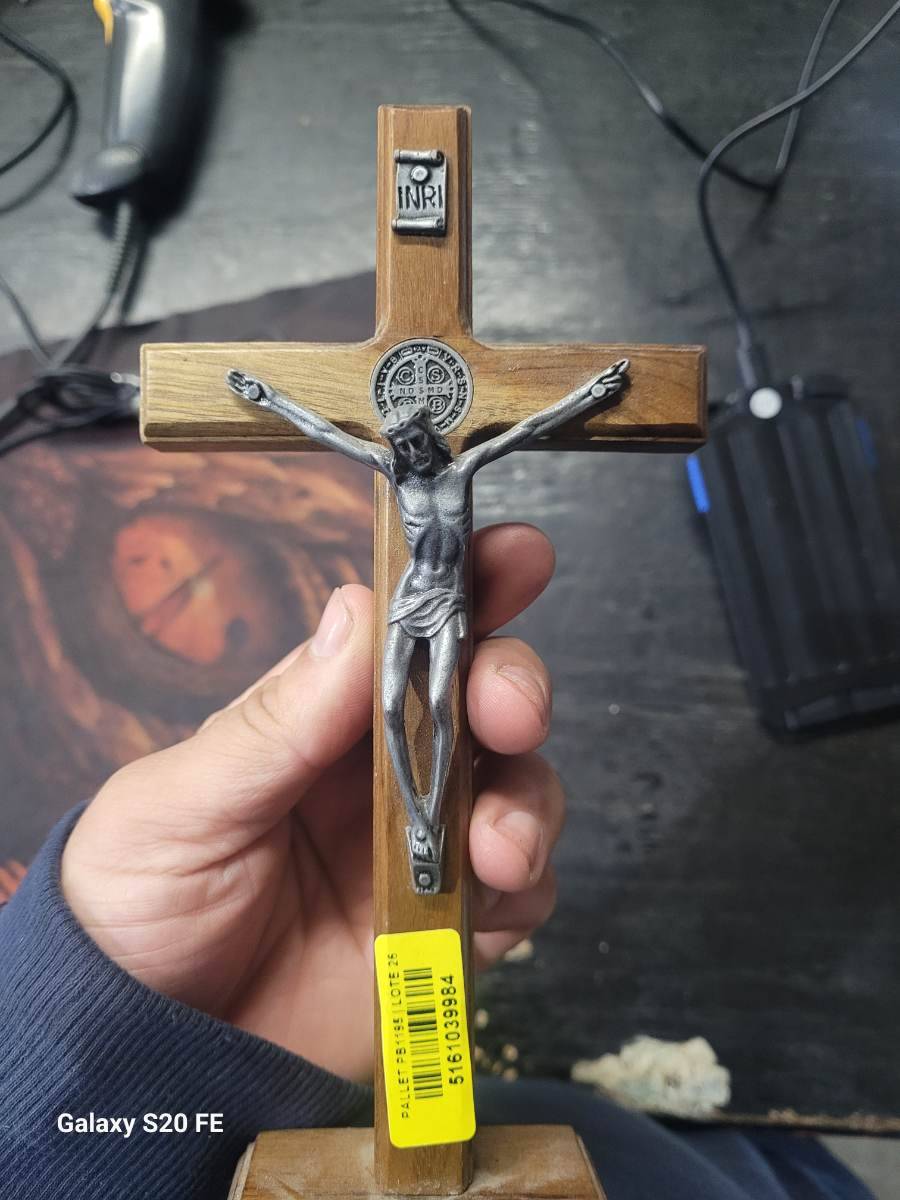 Crucifixo de madeira com figura de Jesus em metal