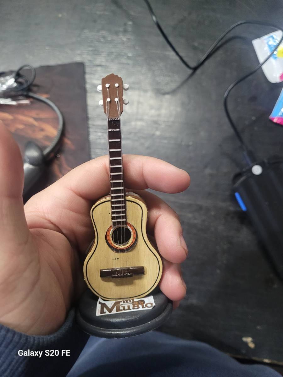 Miniatura de violão acústico