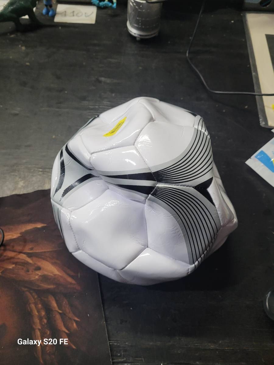 Bola de futebol branca e preta