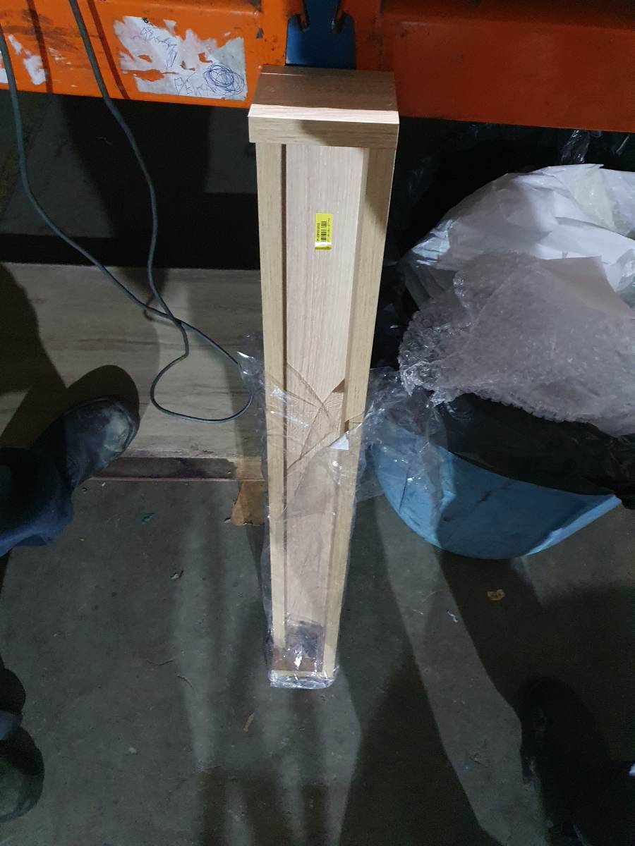 Pé de mesa ou móvel em madeira clara