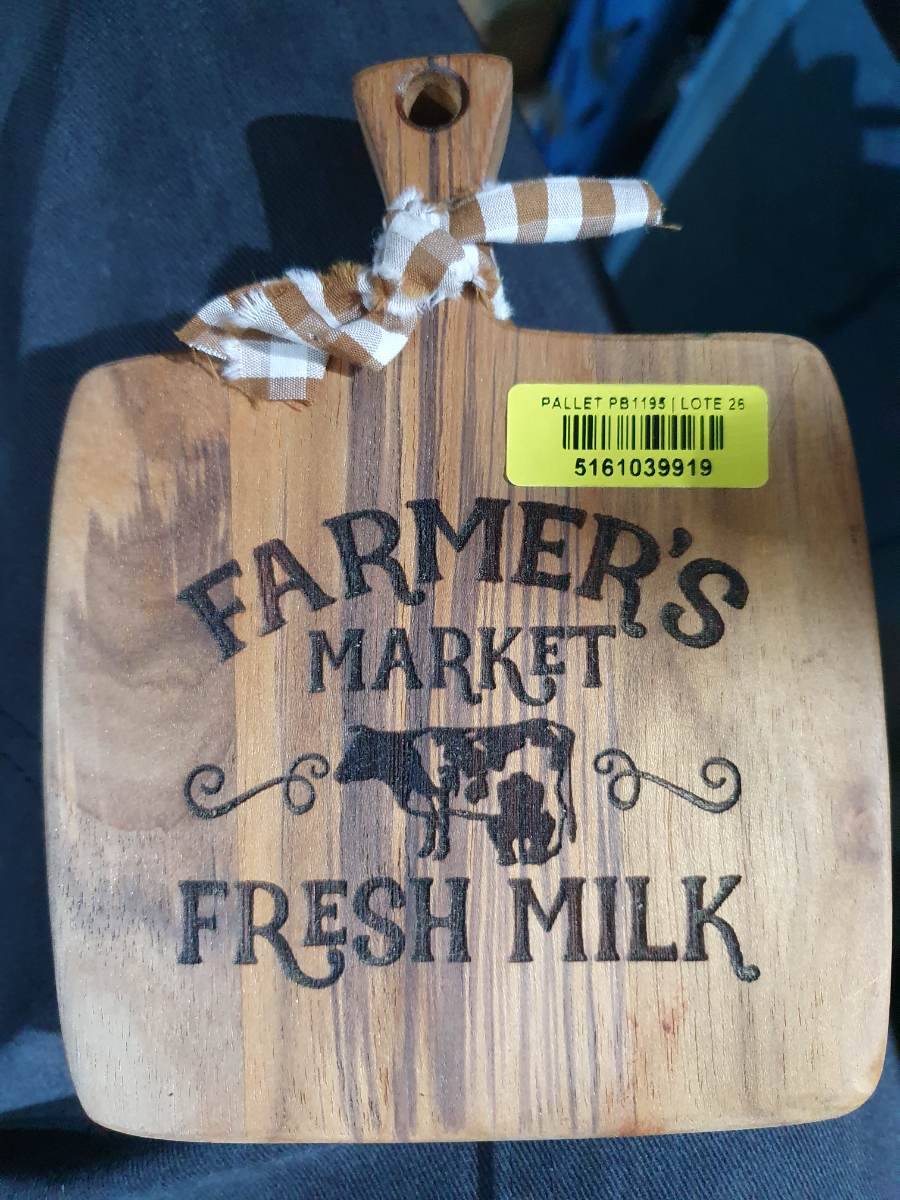 Tábua de corte de madeira com alça e estampa Farmer's Market Fresh Milk