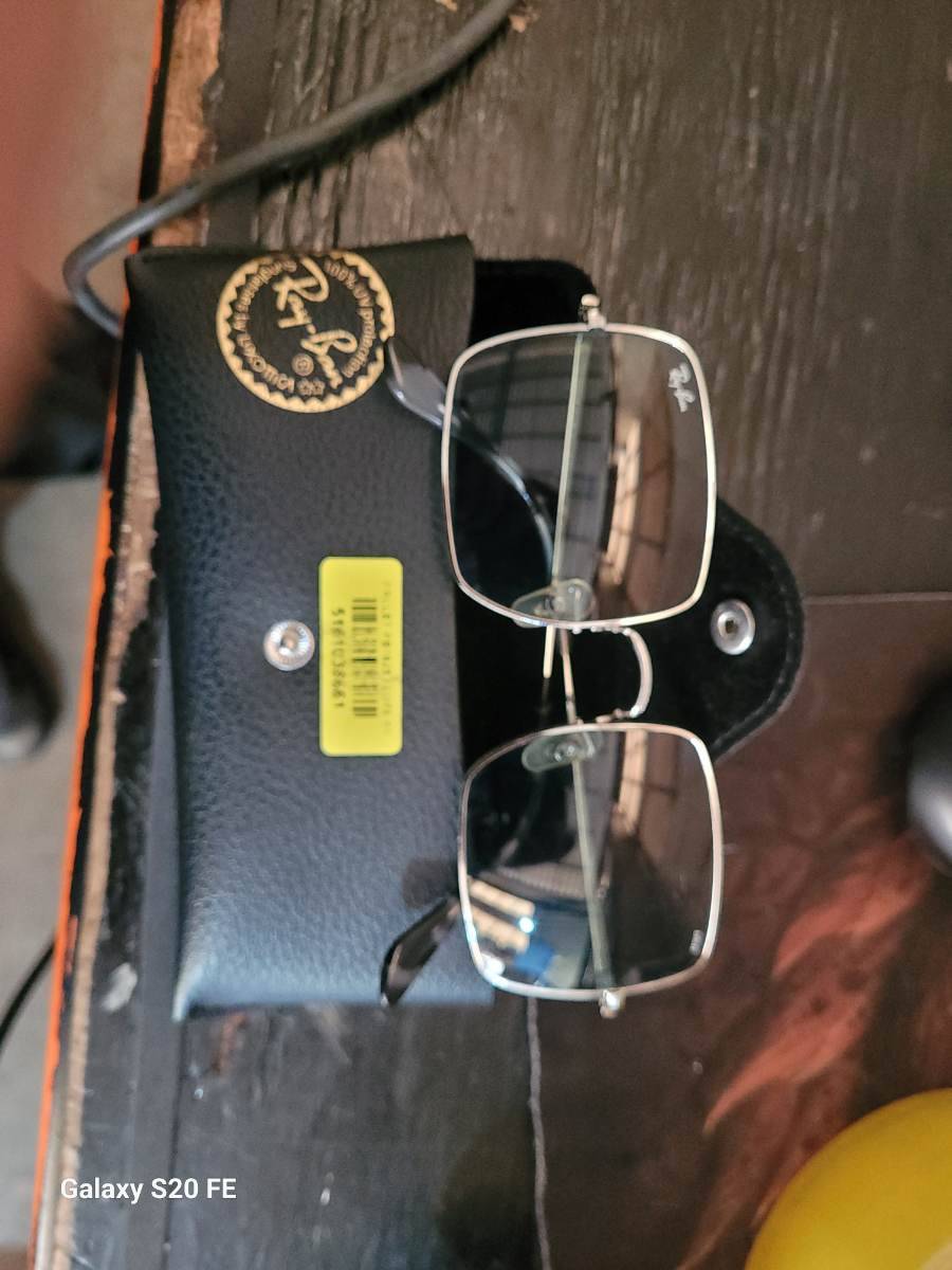 Óculos de sol Ray-Ban com estojo