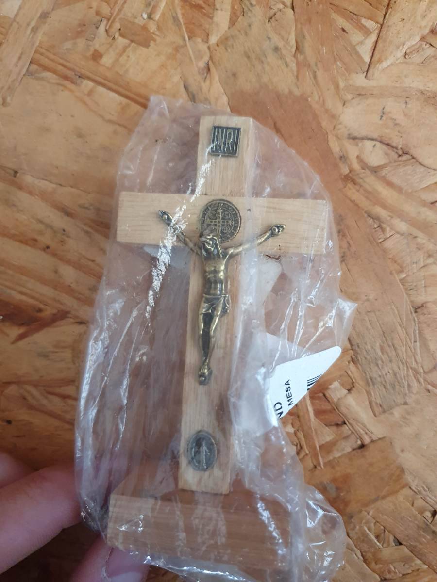 Crucifixo de madeira com figura de Cristo