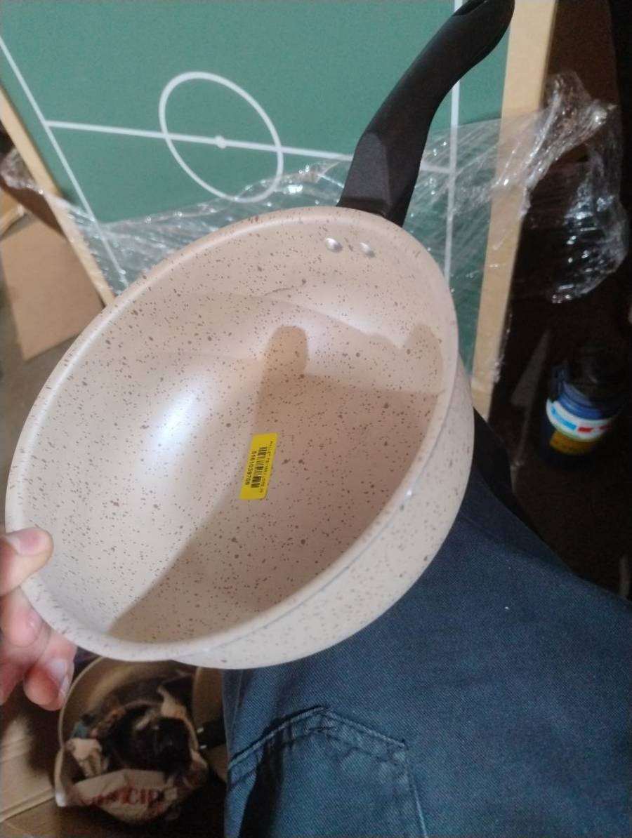 Frigideira antiaderente bege com cabo preto