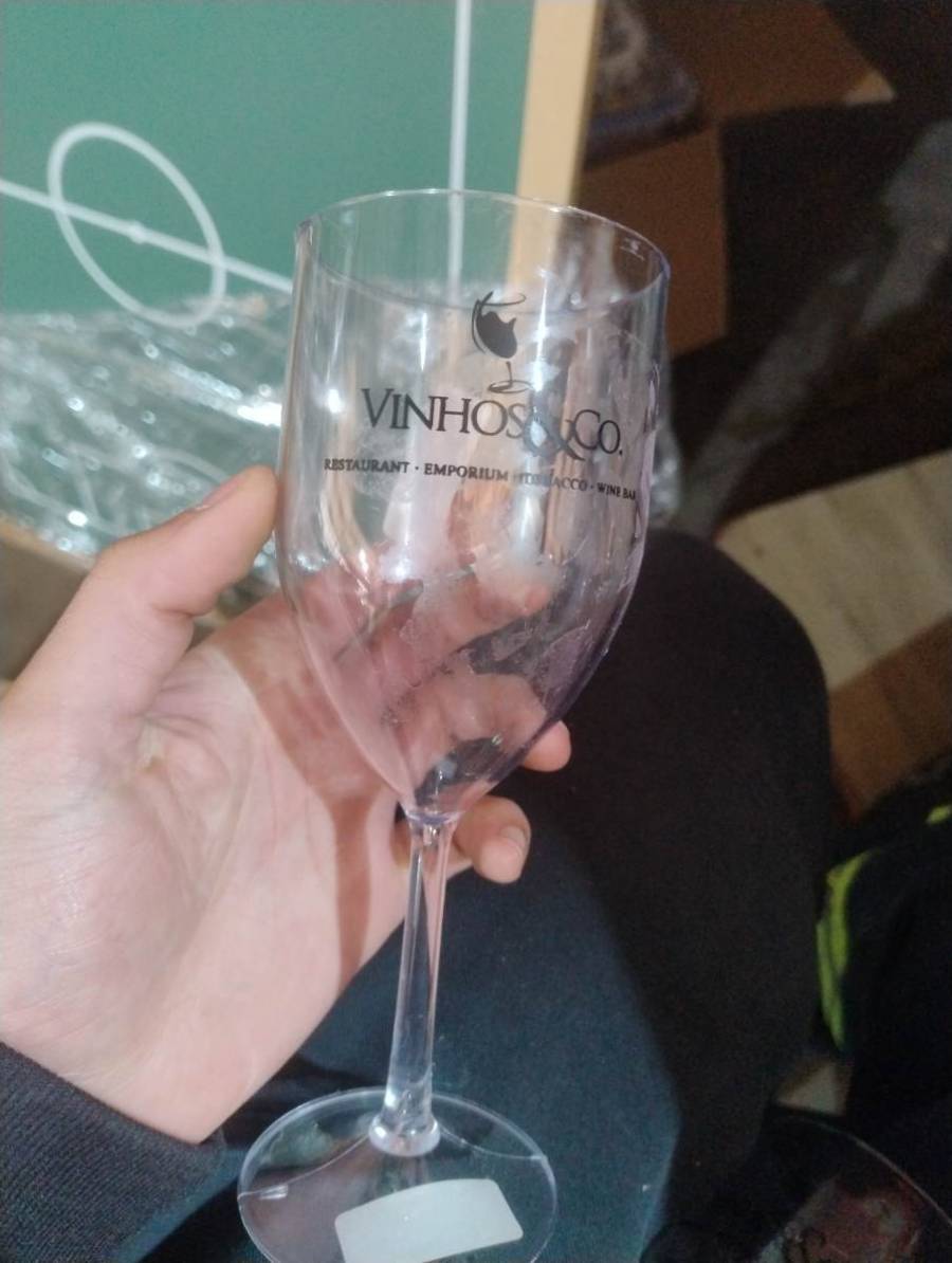 Taça de vinho de plástico transparente