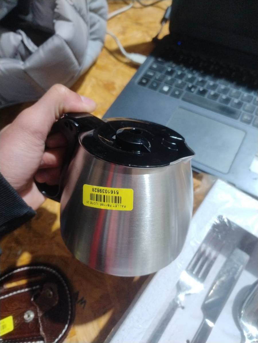 Jarra de aço inox com tampa preta e alça