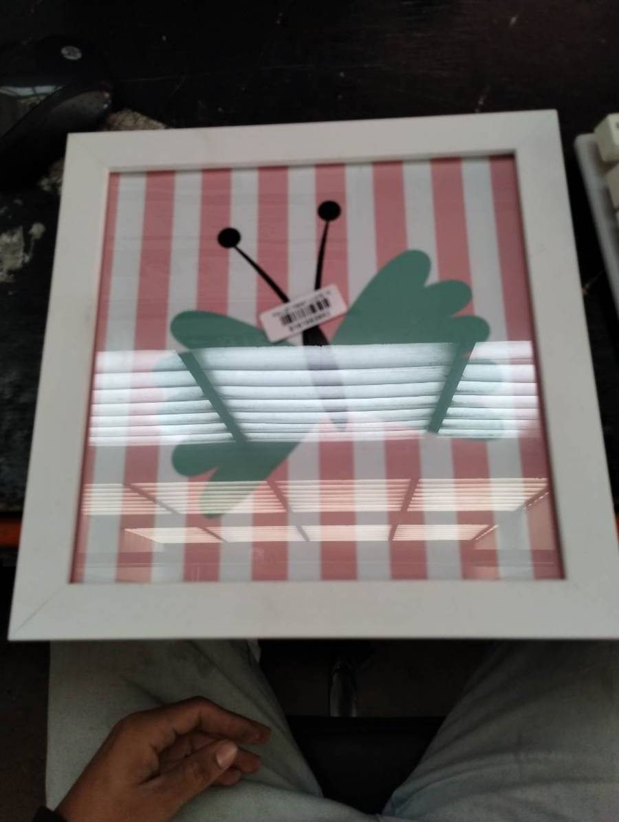 Quadro decorativo com moldura branca e desenho de borboleta