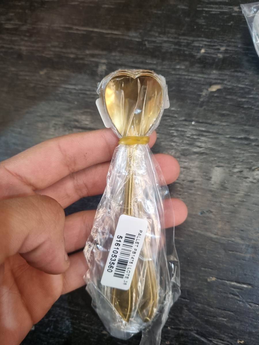 Colher de sobremesa dourada com formato de coração