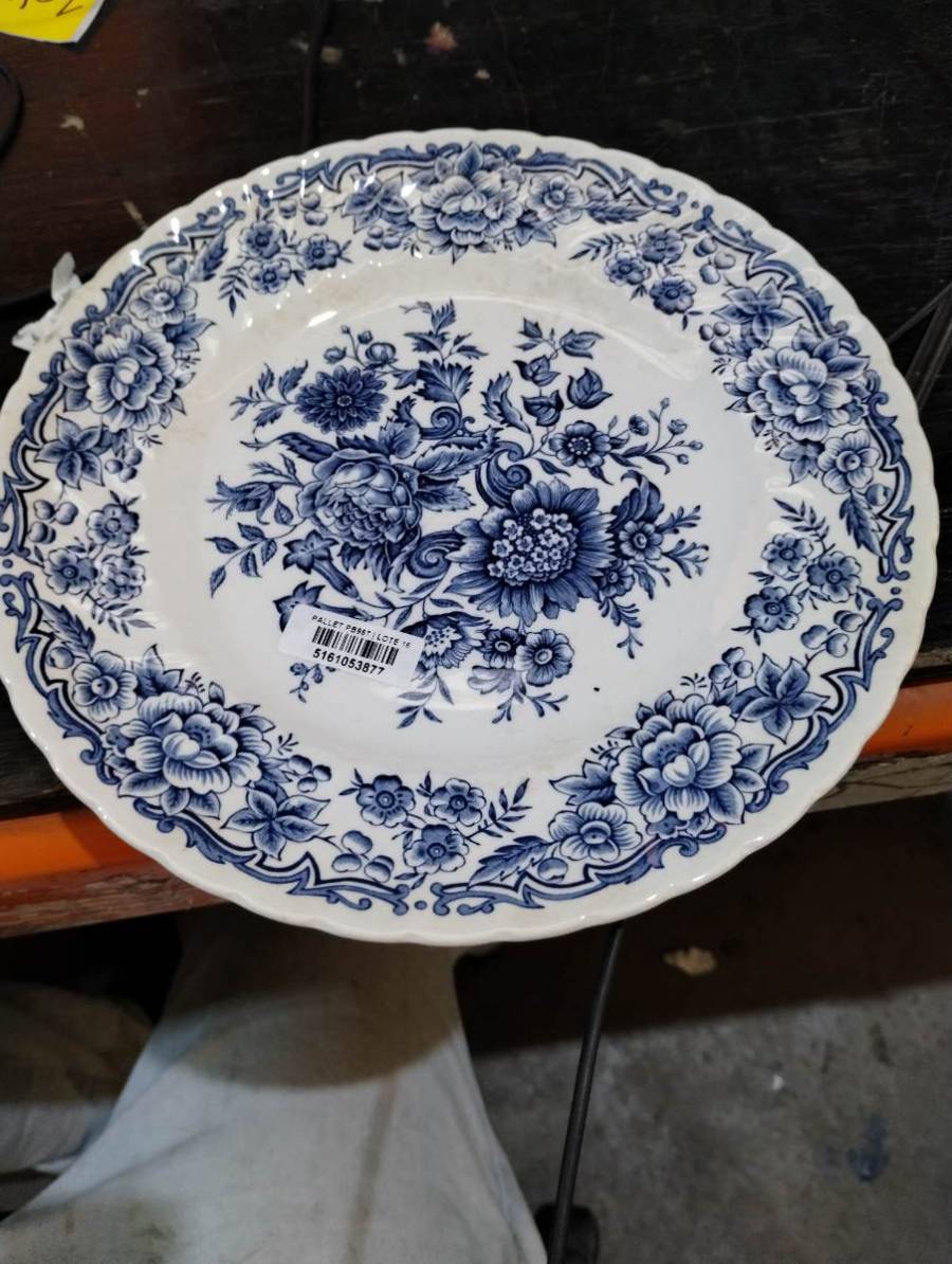 Prato decorativo de porcelana com estampa floral azul e branca