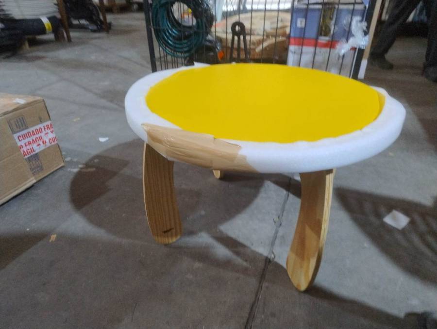 Mesa pequena redonda com tampo amarelo e pés de madeira