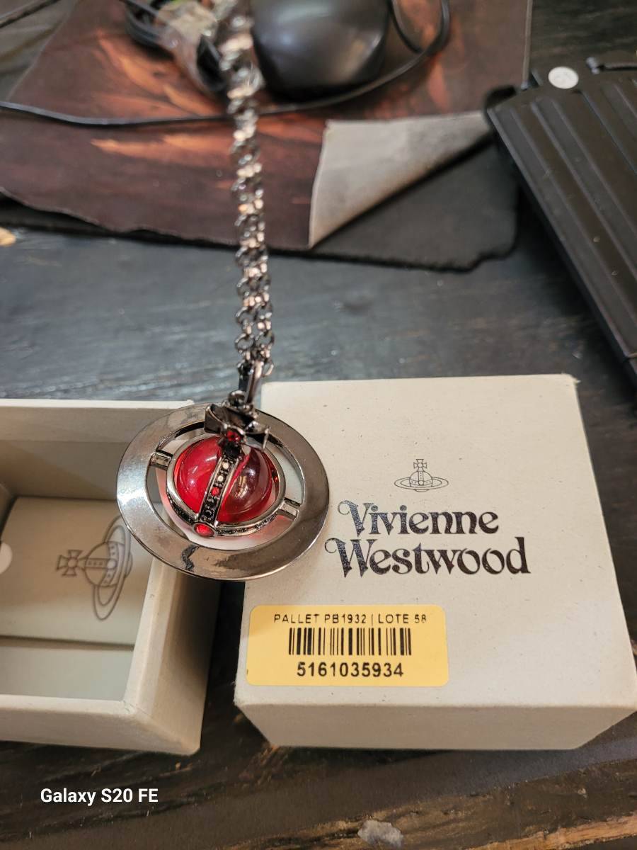 Colar Vivienne Westwood com pingente esfera vermelha
