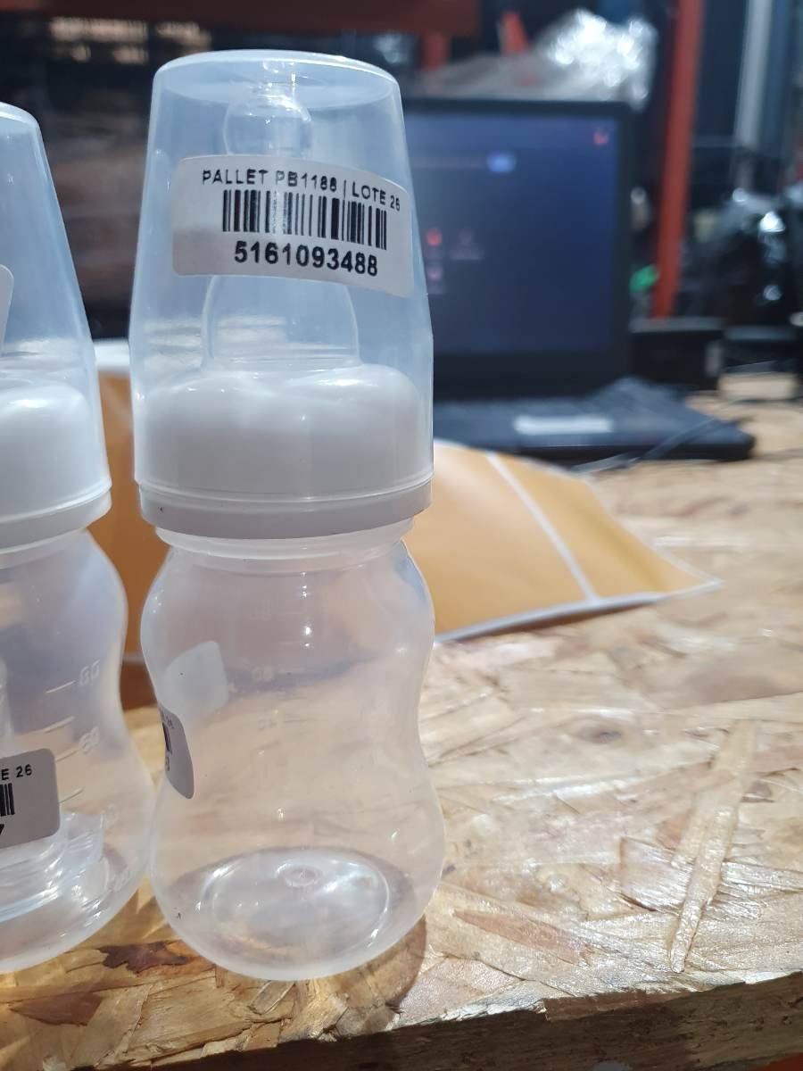 Mamadeira plástica transparente com tampa