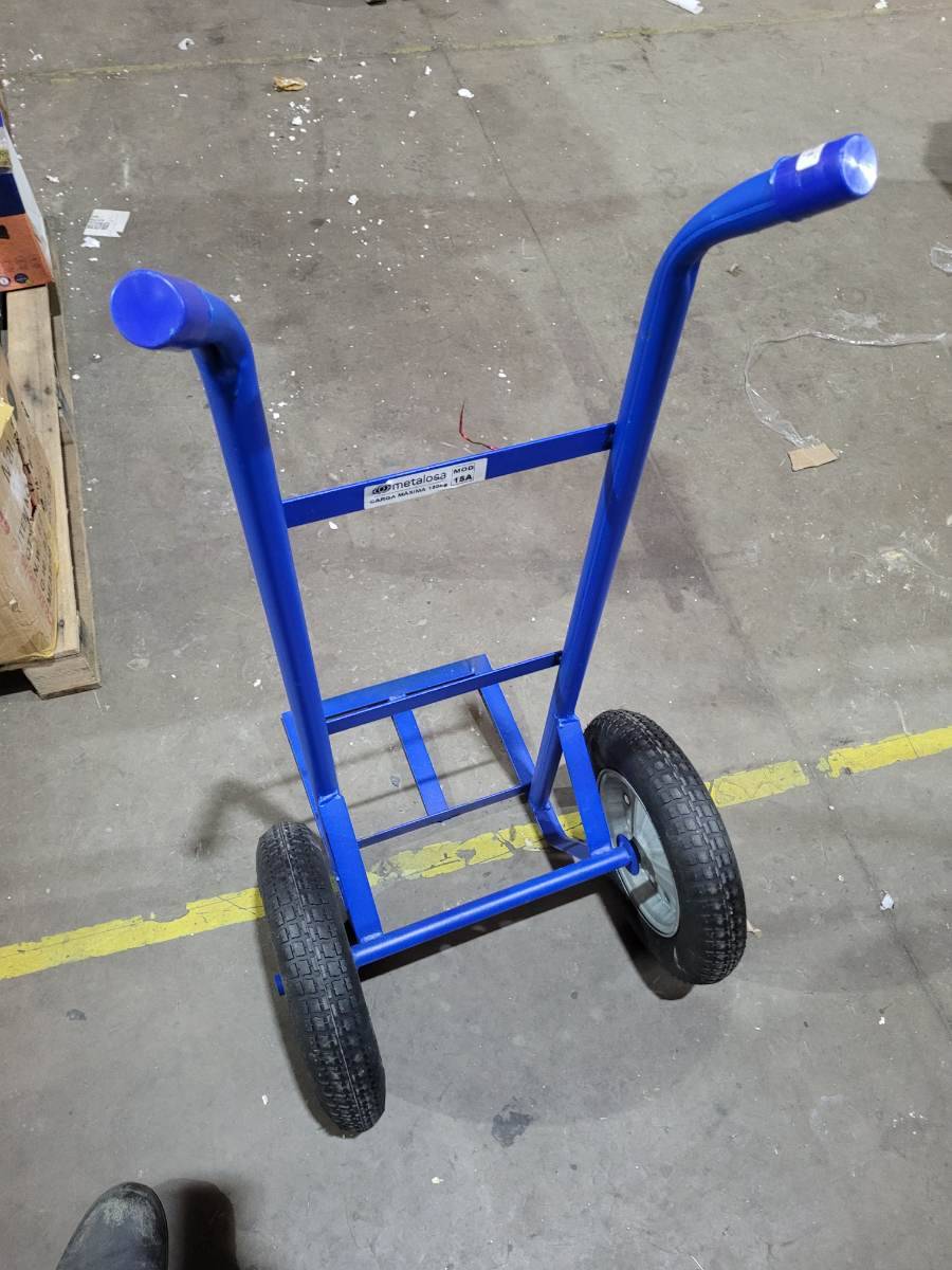 Carrinho de mão metálico para transporte