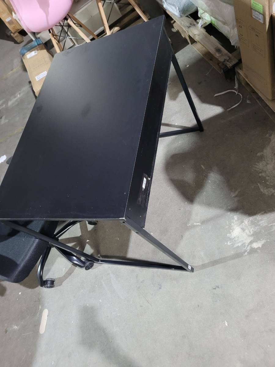 Mesa de escritório preta com estrutura metálica