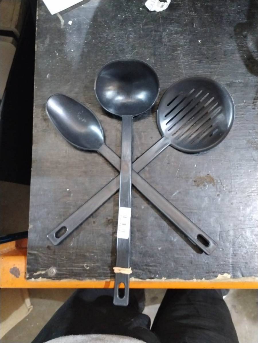 Conjunto de utensílios de cozinha em plástico preto