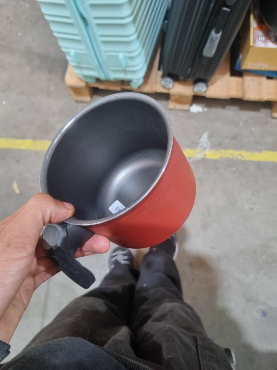 Caneca de metal com alça plástica