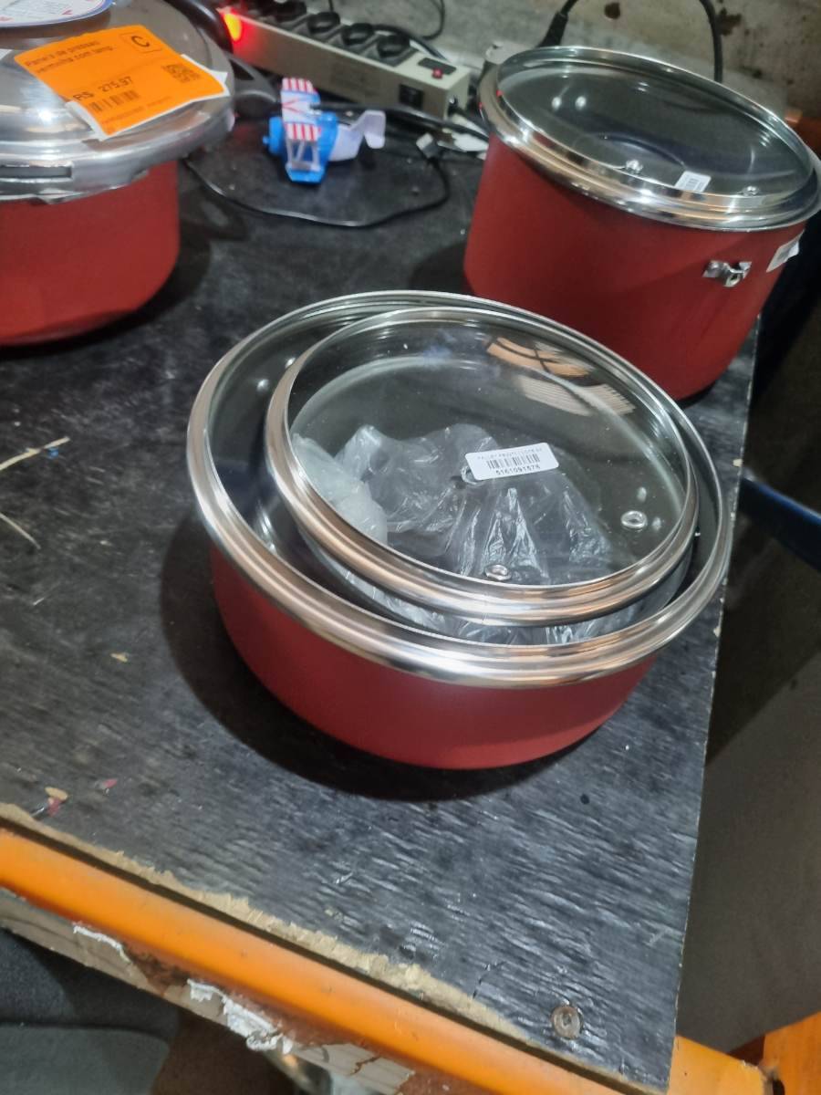 Conjunto de panelas vermelhas com tampa de vidro