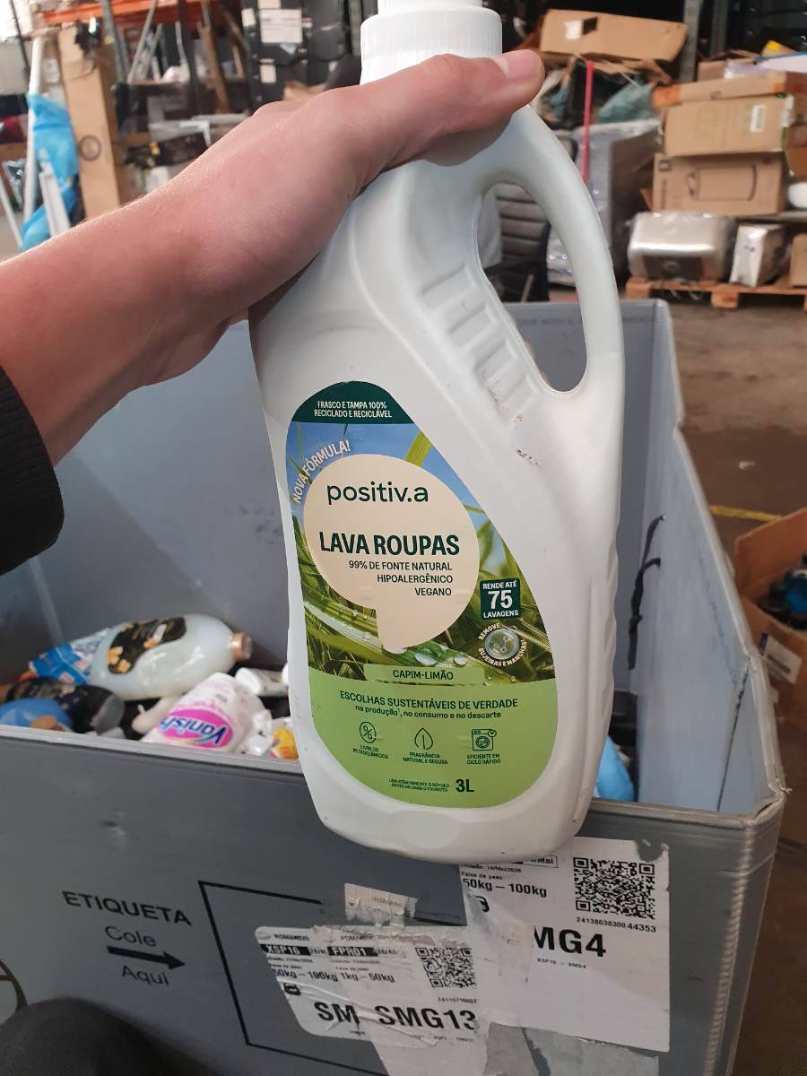 Detergente líquido lava roupas