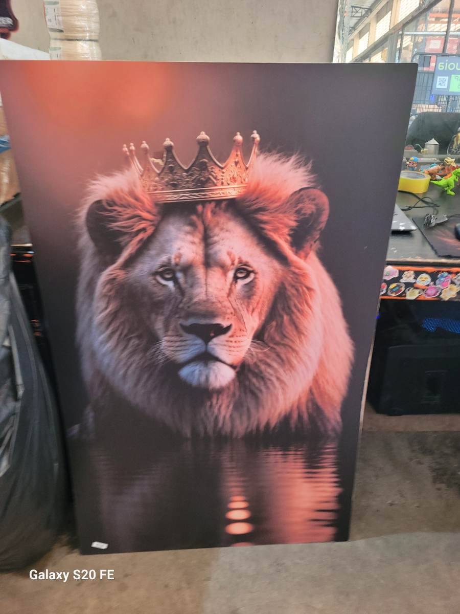 Quadro decorativo com imagem de leão com coroa