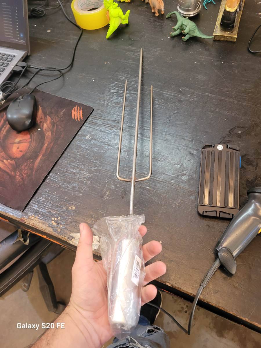Espeto para churrasco com cabo metálico