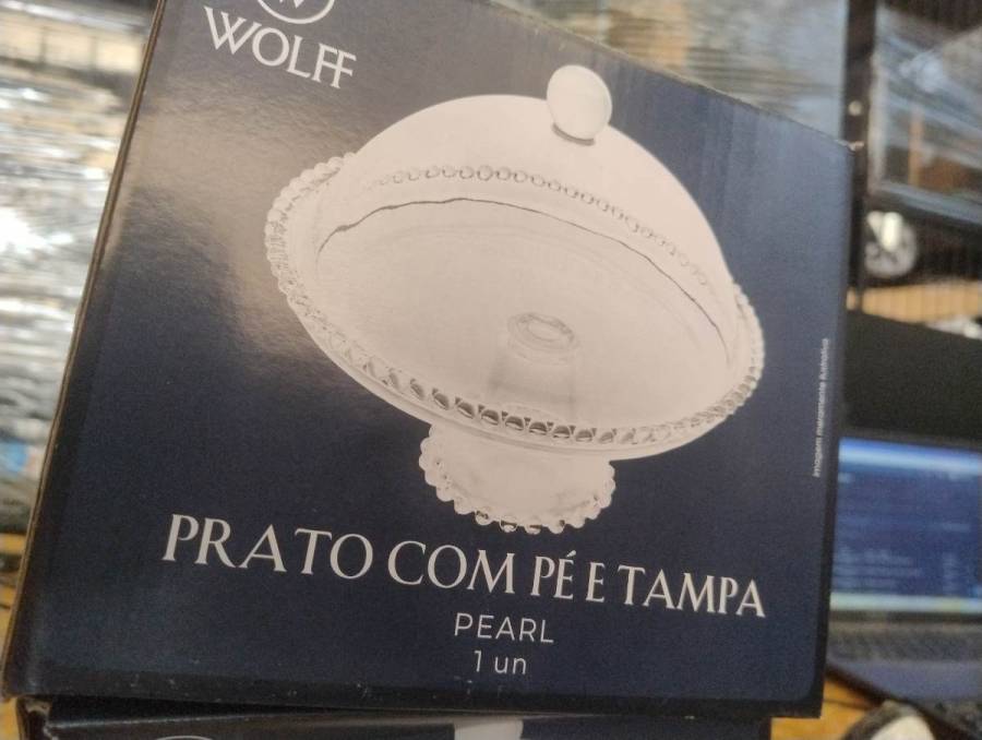 Prato com pé e tampa