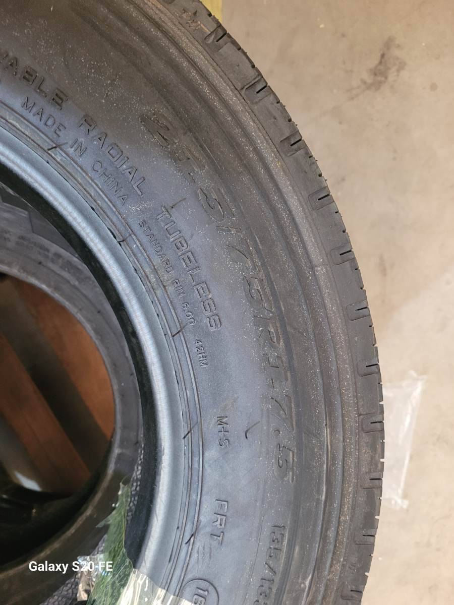 Pneu radial tubeless 215/75 R 17.5
