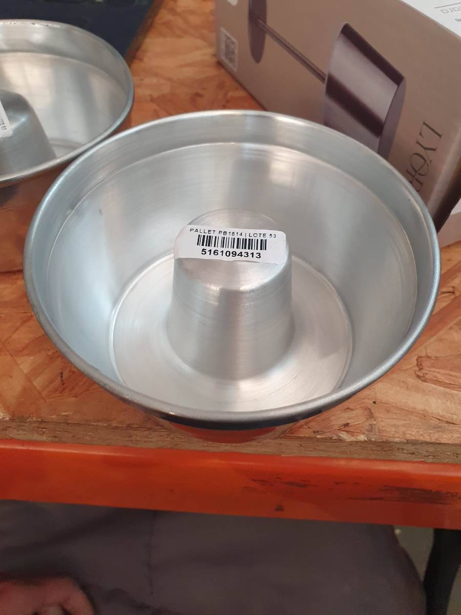 Forma de alumínio para bolo com furo central