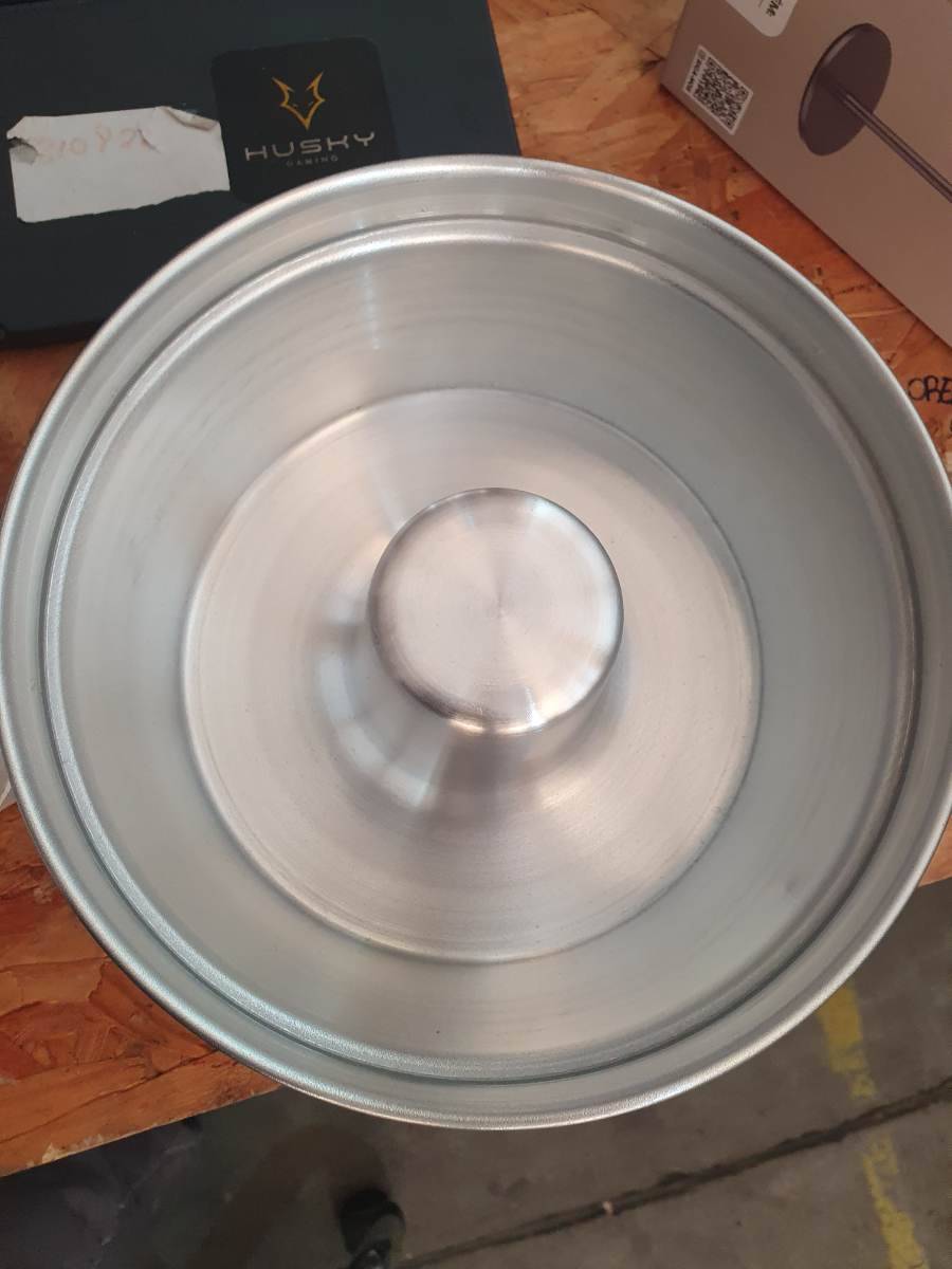 Forma de alumínio para bolo com furo central