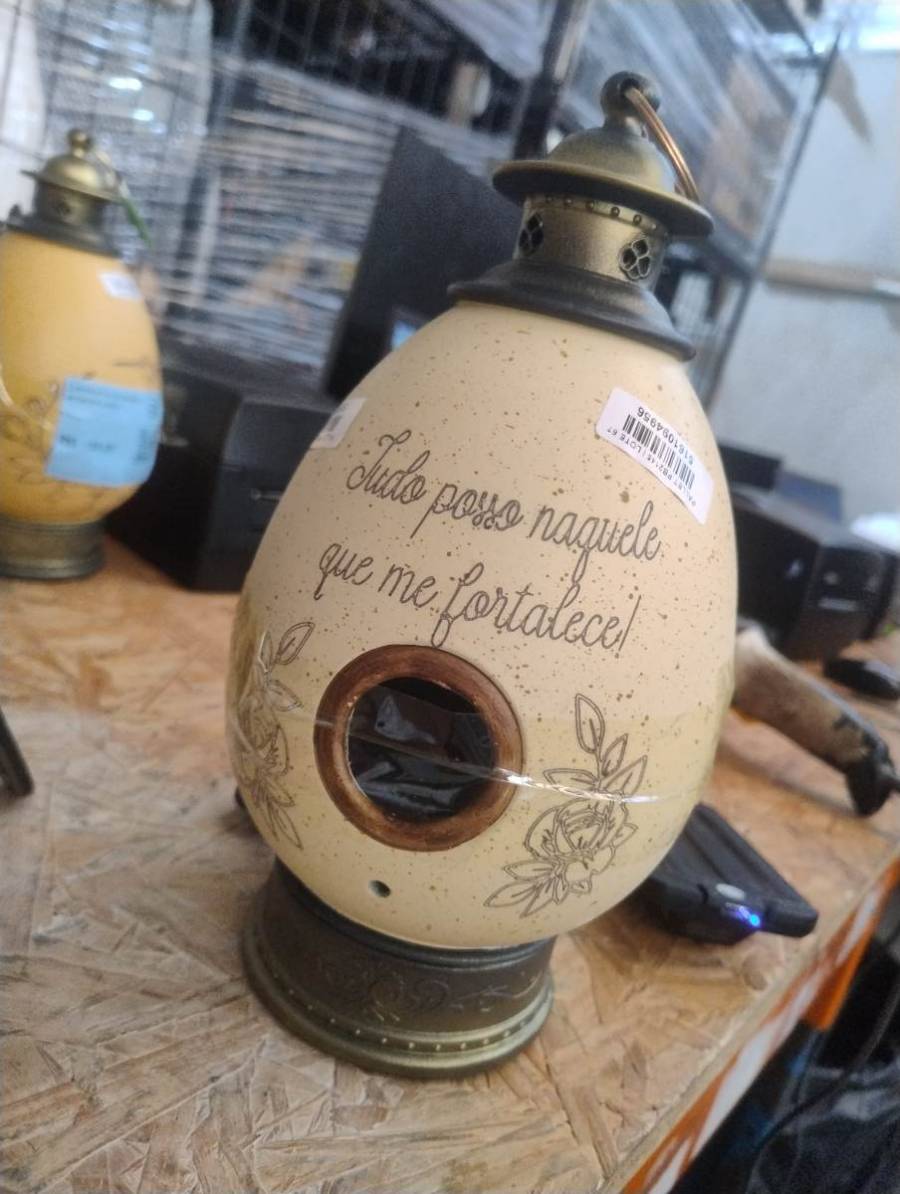 Luminária decorativa em formato de ovo com frase motivacional